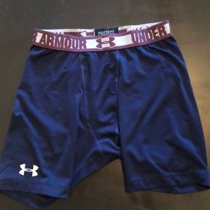 Men’s Under Armour compression shorts Size-L